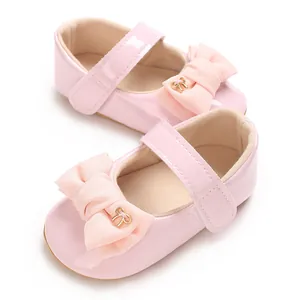 Detailansicht der rosa Baby Mary Jane Prinzessinnenschuhe mit einer süßen Schleife
