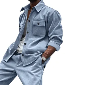 Gros plan sur un ensemble veste et pantalon pour homme en daim épais de couleur unie