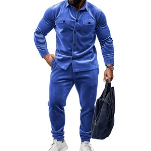 Ensemble deux pièces en daim bleu pour homme avec veste lourde et pantalon assorti.