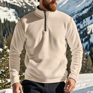 Gedetailleerd overzicht van de zware polar fleece textuur en ritskraag voor heren.