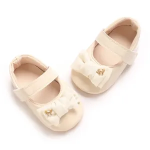 Detaillierte Nahaufnahme beige Baby-Mary-Jane-Schuhe mit Schleife und PU-Sohle