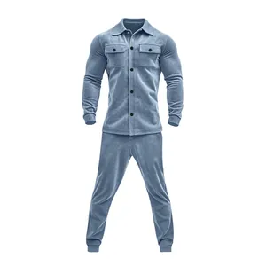 Vue complète d'un ensemble veste et pantalon en daim lourd pour homme bleu clair.