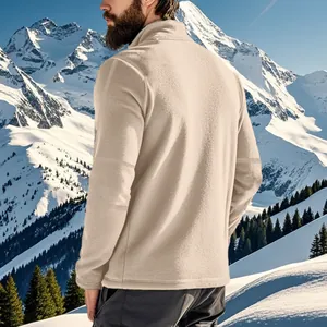 Detail van de achterkant van een zware polar fleece herensweatshirt in de besneeuwde bergen