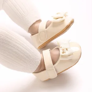 Detailansicht der beigen Baby Mary Jane Schuhe mit Schleife und weicher PU-Sohle