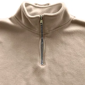 Detailopname van zware polar fleece sweatshirt met kwartrits en opstaande kraag