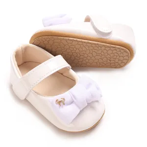 Detailansicht der weißen Baby-Mary-Jane-Schuhe mit Schleife und weicher PU-Sohle