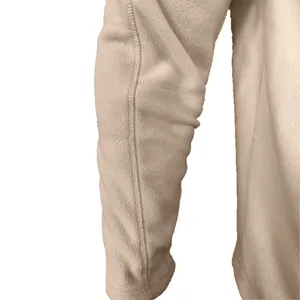 Macro-opname van de zware polarfleece stoftextuur en stiksels op de truumouw