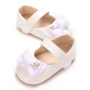 Detaillierte Ansicht der weißen Baby Mary Jane Schuhe mit lilafarbener Schleife