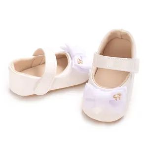 Detailansicht weißer Baby-Mary-Jane-Schuhe mit großer Stoffschleife und weicher Sohle.