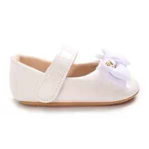 Seitenansicht der weißen Baby-Mary-Jane-Schuhe mit eleganter Stoffschleife