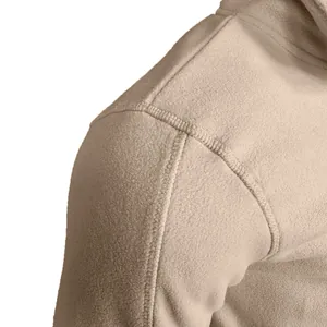 Detail van zware polarfleece stof en versterkte stiksels op de schouder van het kledingstuk