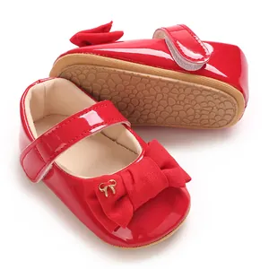 Süße rote Mary Jane Babyschuhe mit großer Schleife und weicher, rutschfester Gummisohle.