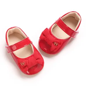 Detailansicht der roten Baby-Mary-Jane-Schuhe aus weichem PU-Leder mit eleganten Schleifen