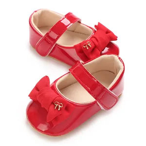 Detailansicht der roten Baby-Mary-Janes mit dekorativer Stoffschleife und weicher Sohle.
