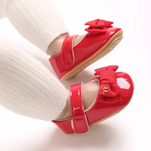 Niedliche rote Mary Jane Prinzessinnenschuhe für Babys mit großer Schleife und weicher Sohle