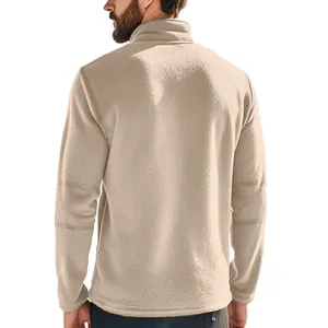 Achteraanzicht van zware heren fleece outdoor sweatshirt met opstaande kraag
