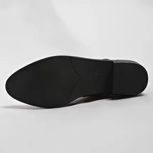 Detailweergave van de antislip zwarte rubberen buitenzool van dames Chelsea boots, maat 37