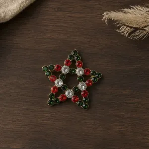 Detailansicht einer Weihnachts-Stern-Brosche aus Legierung mit roten und grünen Steinen