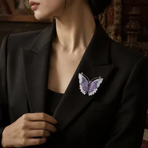 Dettaglio ravvicinato di una lussuosa spilla a farfalla viola su un blazer nero