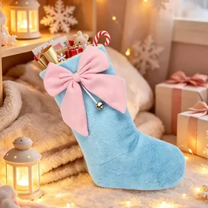 Detailansicht des weichen blauen Plüsch-Weihnachtsstrumpfs mit großer rosa Schleife