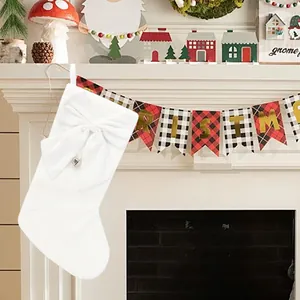 Detailansicht eines weißen Plüsch-Nikolausstiefels mit großer Schleife und Glöckchen.