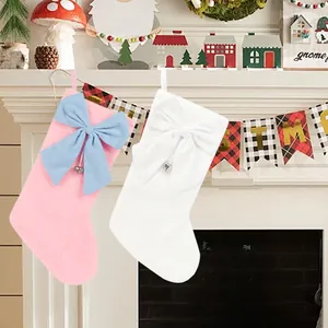Plüsch-Weihnachtssocken in Rosa und Weiß mit großen Schleifen und Glocken-Detail
