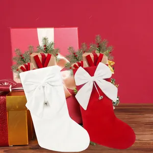 Festliche rote und weiße Plüsch-Weihnachtssocken mit großen weißen Schleifen und Glocken.