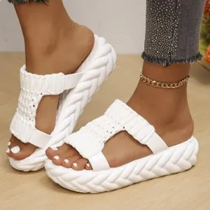 Sandales compensées blanches stylées avec dessus en tricot et semelle épaisse