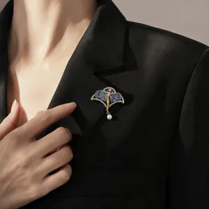 Elegante Vintage-Emaille-Feenbrosche mit Schmetterlingsflügeln und Perle auf schwarzem Blazer