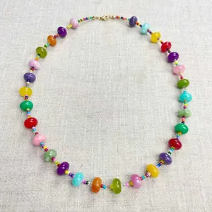 Levendige regenboog kralenketting in dopaminestijl op getextureerd linnen doek