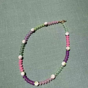 Detail van snoepkleurige regenboog kralenketting met schattige Hello Kitty kralen