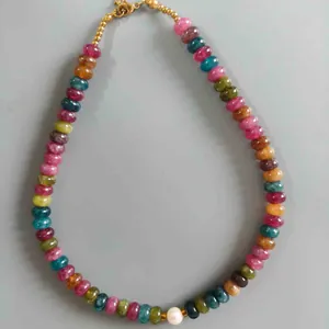Detail van veelkleurige abacus kralenketting met een centrale witte parel.