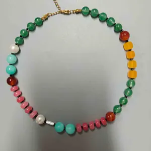 Gedetailleerd overzicht van regenboog abacus kralen op een dopamine stijl ketting