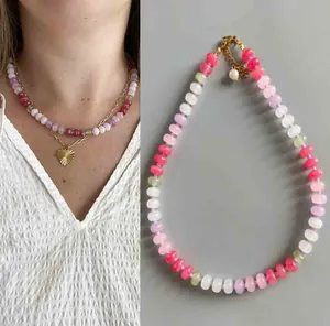 Kleurrijke regenboog parelketting met gouden hart hanger en gelaagd kettingontwerp