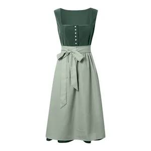 Vista frontal detallada de un elegante vestido Dirndl verde para el Oktoberfest con terciopelo