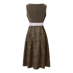 Vista trasera de un vestido Dirndl marrón clásico para el Oktoberfest con fajín púrpura.