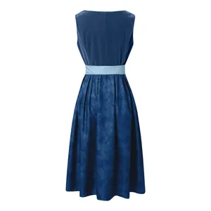 Vista trasera del vestido azul de Oktoberfest con cinturón azul claro y falda plisada