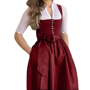 Primer plano de un elegante vestido Dirndl burdeos con detalle de blusa de encaje blanco