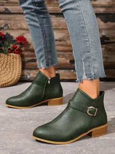 Stivaletti da donna verde scuro con cinturino a fibbia e comodo tacco medio elegante.