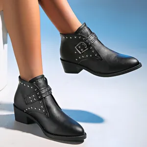 Stijlvolle zwarte Chelsea boots met zilveren studs en gespdetail
