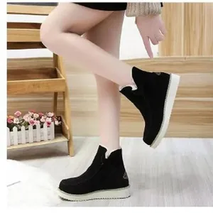 Λεπτομερής προβολή μαύρων μπότες χιονιού με χοντρή σόλα και ζεστή βελούδινη επένδυση.