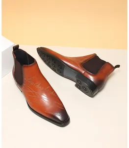 Gros plan sur les motifs gravés au laser des bottines Chelsea en cuir marron