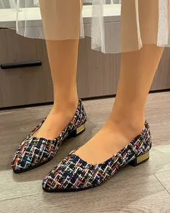 Gros plan détaillé de l'escarpin en tweed multicolore avec talon bas doré et bout pointu