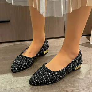 Vue détaillée de ballerines pointues en tweed noir et blanc pour femmes avec talon doré