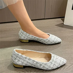 Vue détaillée des chaussures en tweed à bout pointu pour femmes avec talon doré