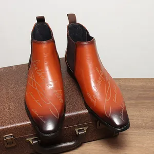 Vue détaillée de bottines Chelsea pour hommes en cuir marron avec texte laser et bout carré.