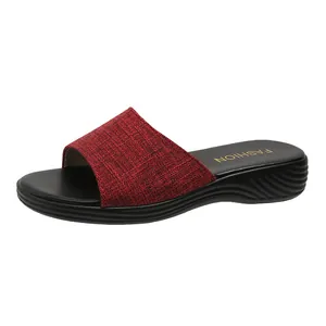 Detailansicht einer roten, strukturierten Keilsandalette für Damen mit schwarzer Sohle