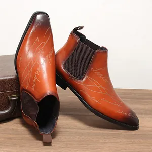 Vue détaillée de bottines Chelsea pour hommes en cuir marron avec texte gravé au laser