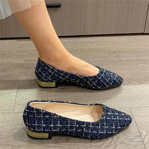 Vue détaillée de chaussures plates en tweed bleu marine à bout pointu et talon doré