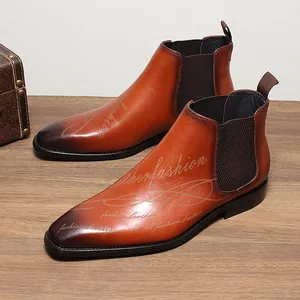 Gros plan sur les bottines Chelsea en cuir marron avec motifs gravés au laser élégants